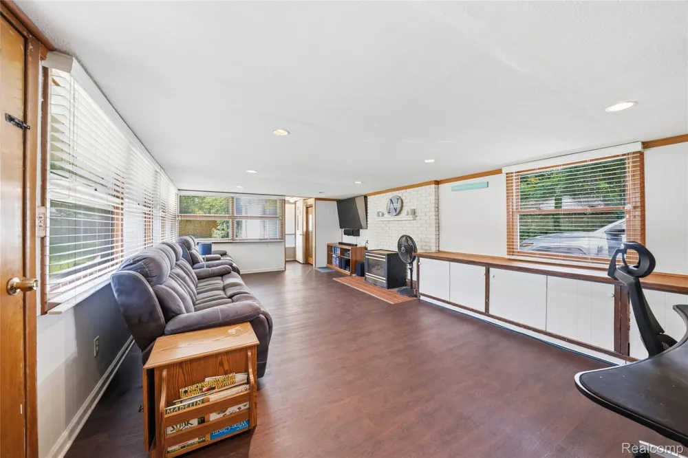 918 Pine Tree Road Lake Orion Village, MI 48362