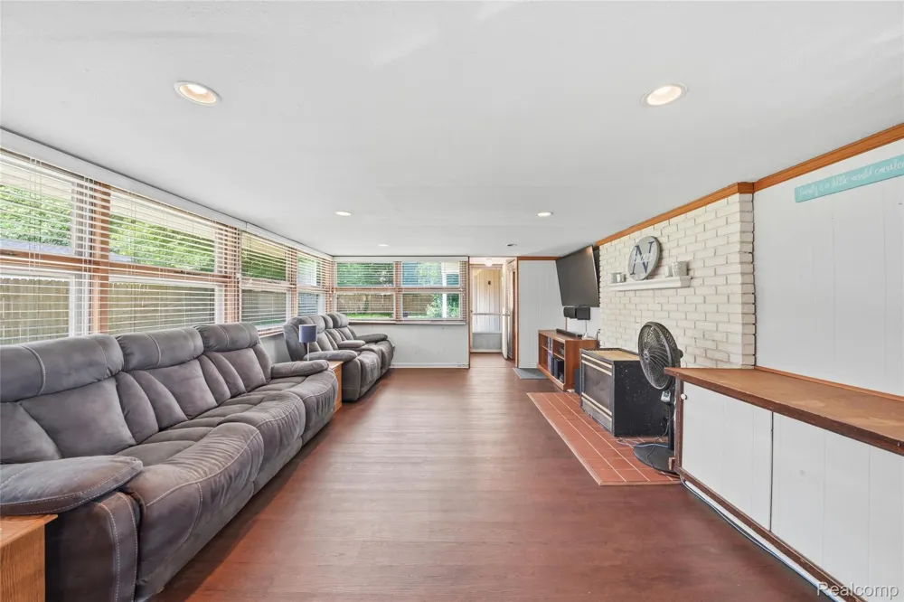 918 Pine Tree Road Lake Orion Village, MI 48362