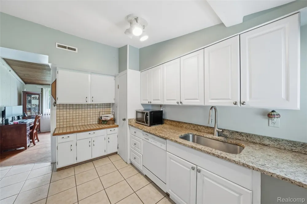 918 Pine Tree Road Lake Orion Village, MI 48362
