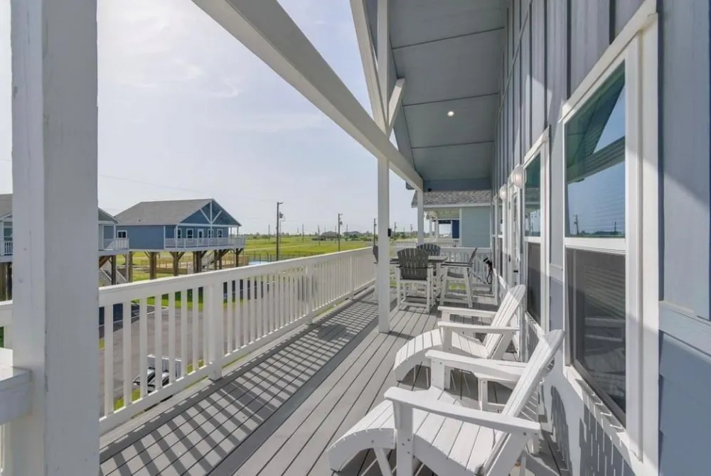 1049 Sunset Circle W Crystal Beach, TX 77650