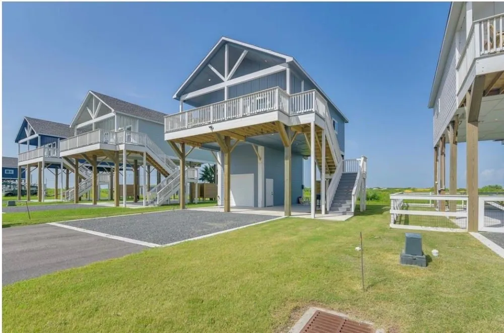 1049 Sunset Circle W Crystal Beach, TX 77650