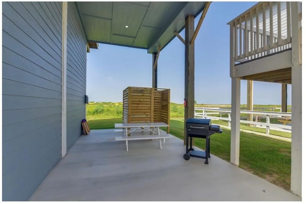 1049 Sunset Circle W Crystal Beach, TX 77650