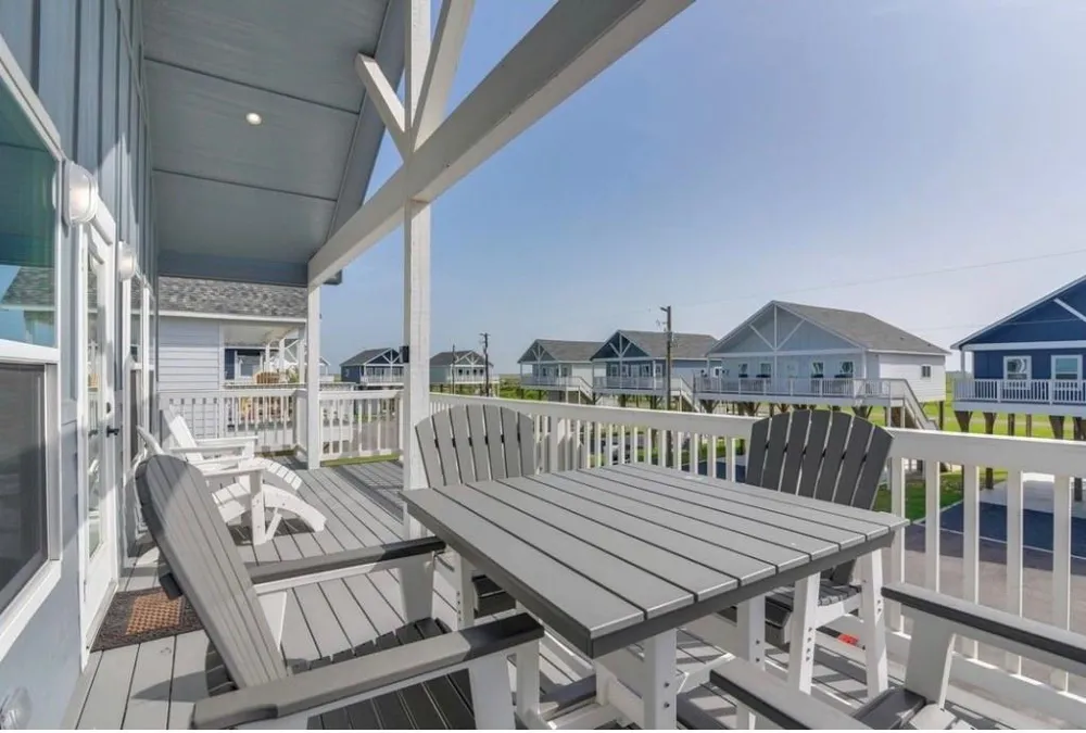 1049 Sunset Circle W Crystal Beach, TX 77650