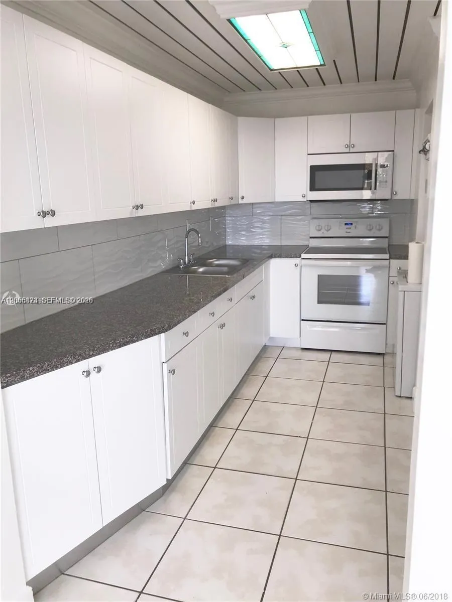 10000 NW 80th Ct #2456 Hialeah Gardens, FL 33016