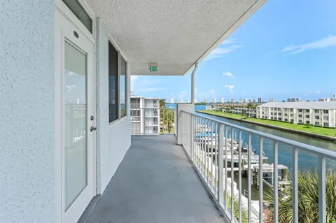 108 Paradise Harbour Boulevard #502