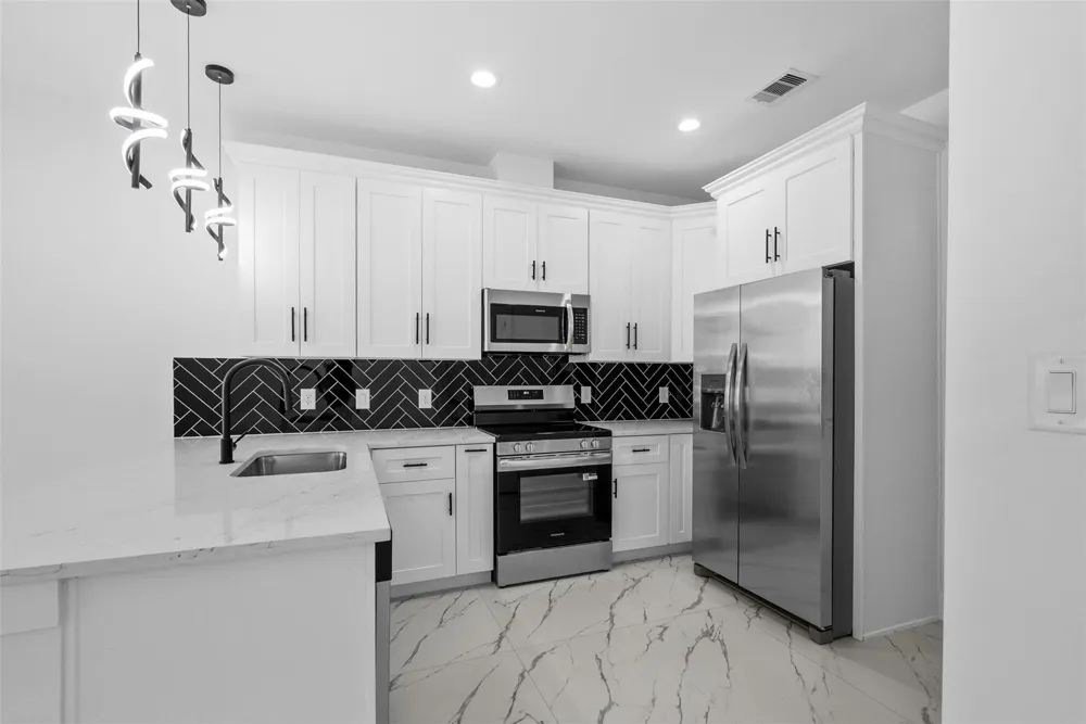 9110 Everglade #B Houston, TX 77078