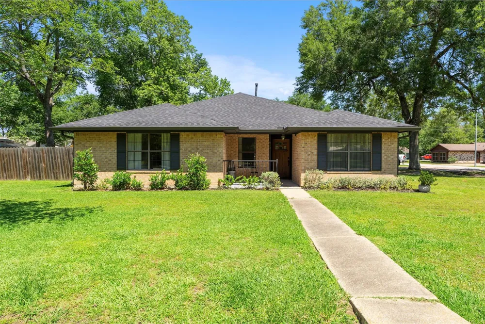 843 Fall Creek Drive Huffman, TX 77336