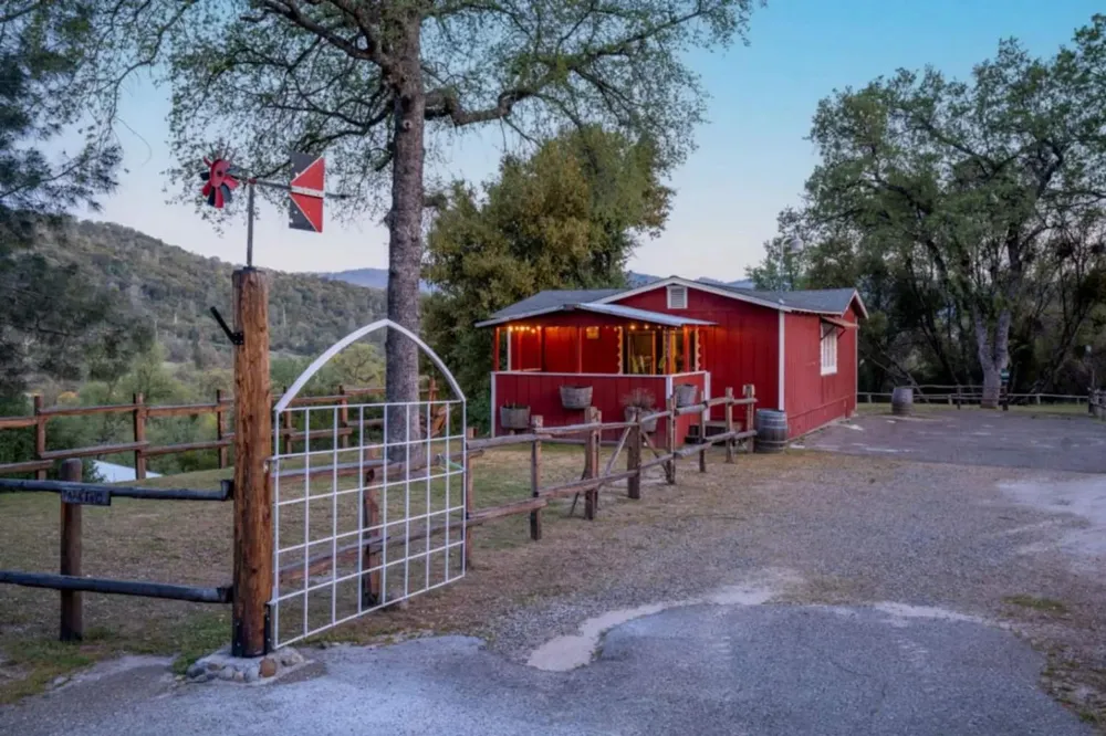 41563 River Falls Oakhurst, CA 93644