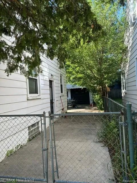 576 Bennaville Avenue