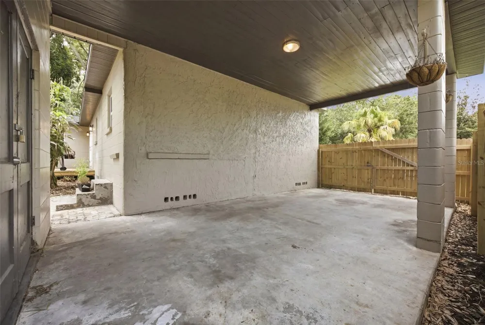 8719 TEMPLE AVENUE Tampa, FL 33617