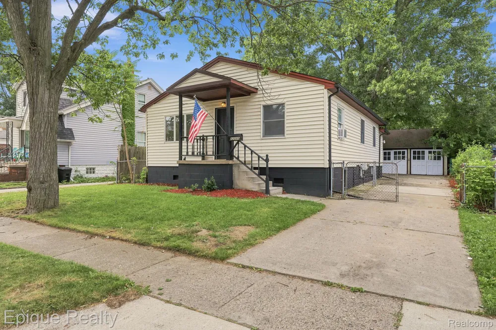 22095 Elmwood Avenue Eastpointe City, MI 48021