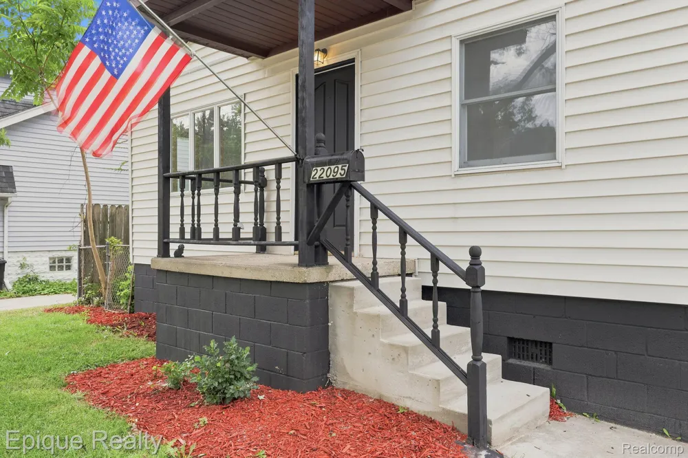 22095 Elmwood Avenue Eastpointe City, MI 48021
