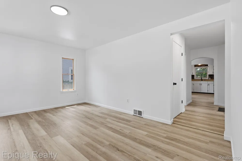 22095 Elmwood Avenue Eastpointe City, MI 48021