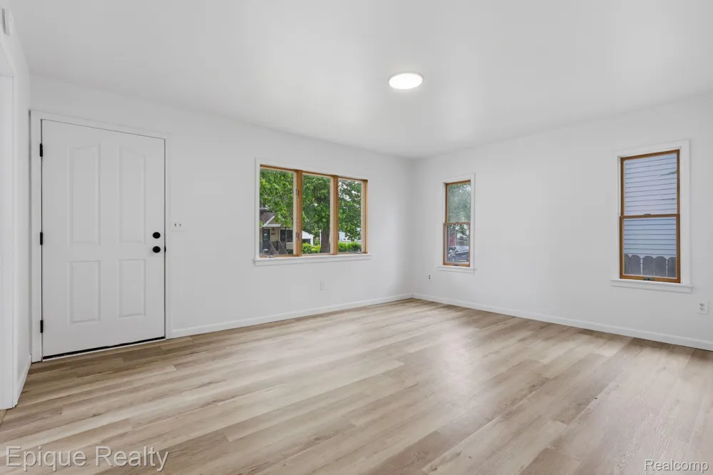 22095 Elmwood Avenue Eastpointe City, MI 48021