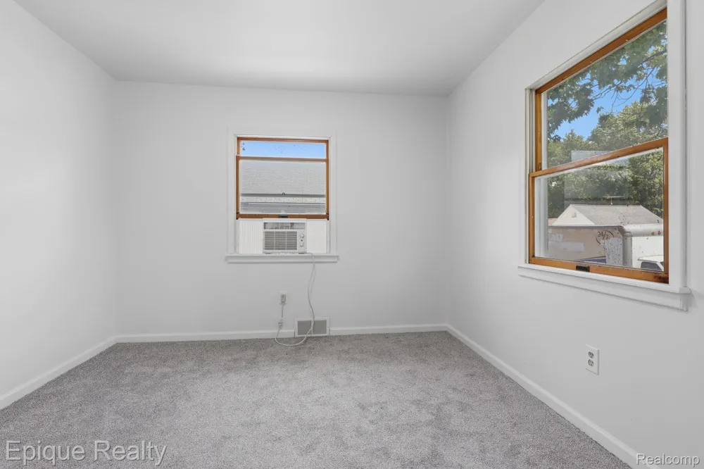 22095 Elmwood Avenue Eastpointe City, MI 48021
