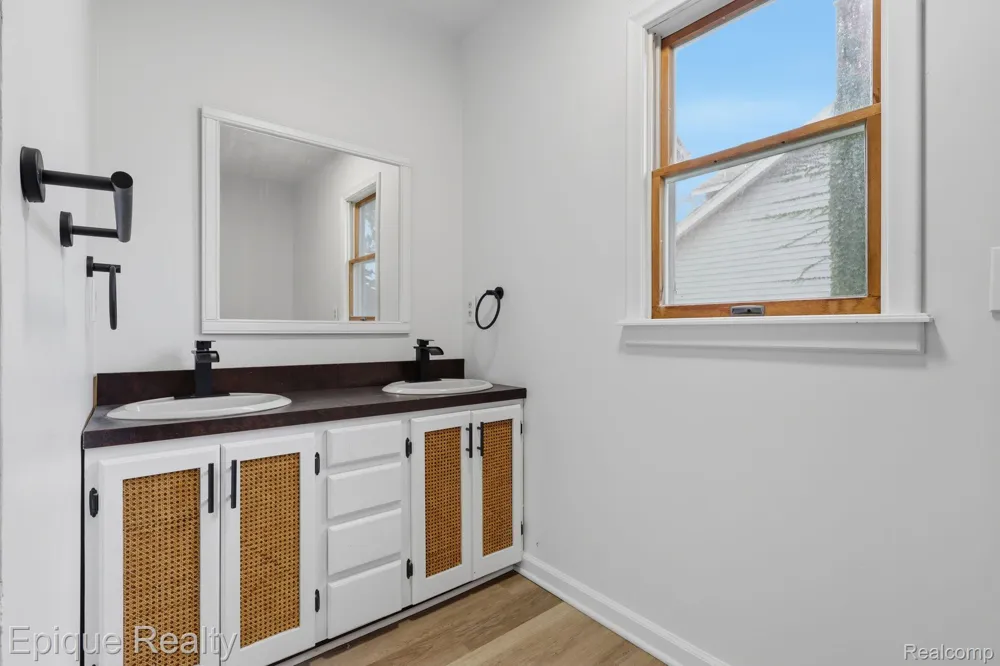 22095 Elmwood Avenue Eastpointe City, MI 48021