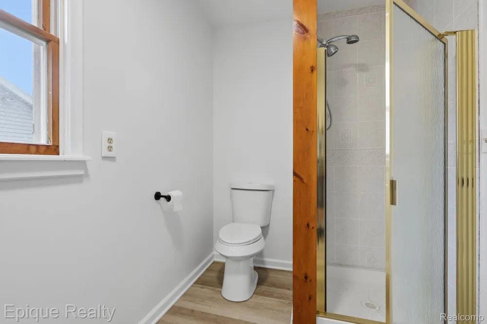 22095 Elmwood Avenue Eastpointe City, MI 48021