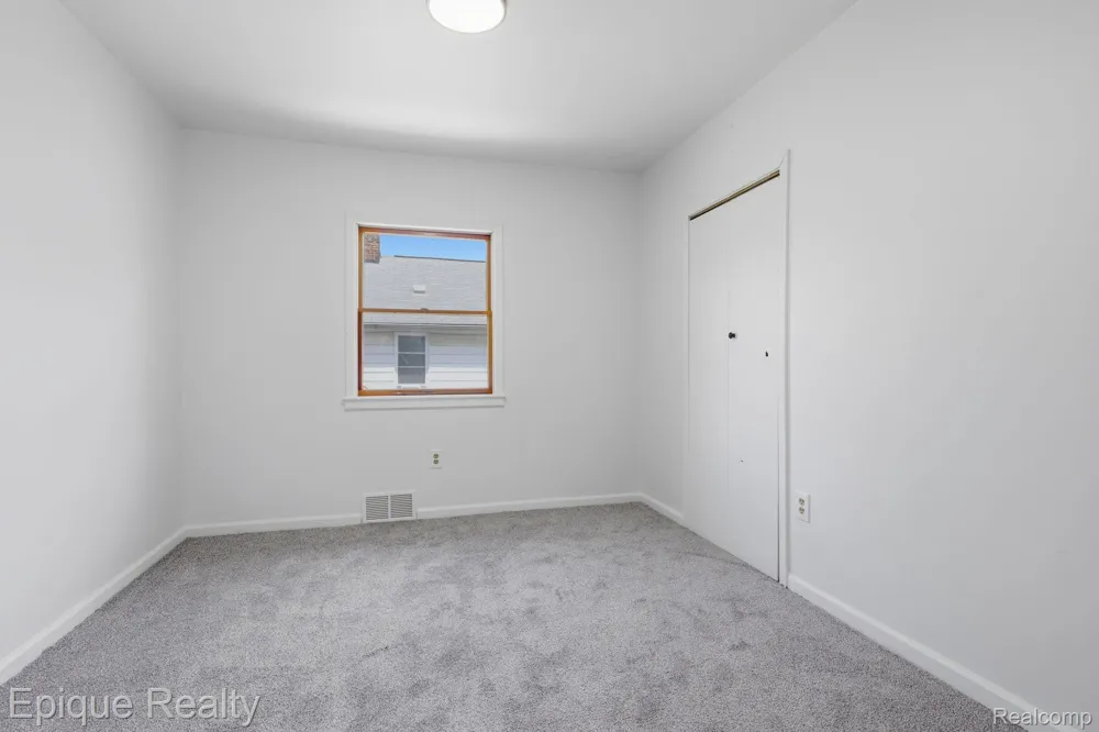22095 Elmwood Avenue Eastpointe City, MI 48021