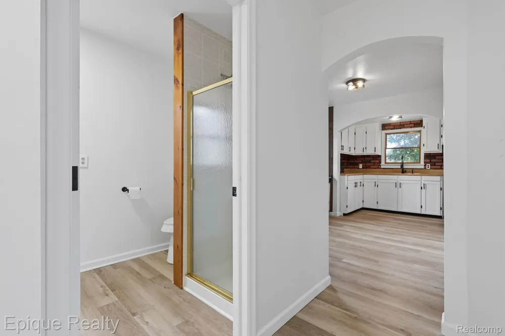 22095 Elmwood Avenue Eastpointe City, MI 48021