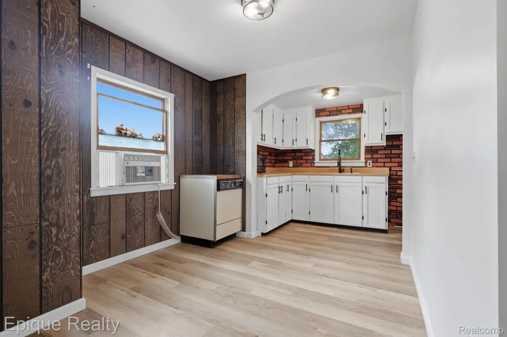 22095 Elmwood Avenue Eastpointe City, MI 48021