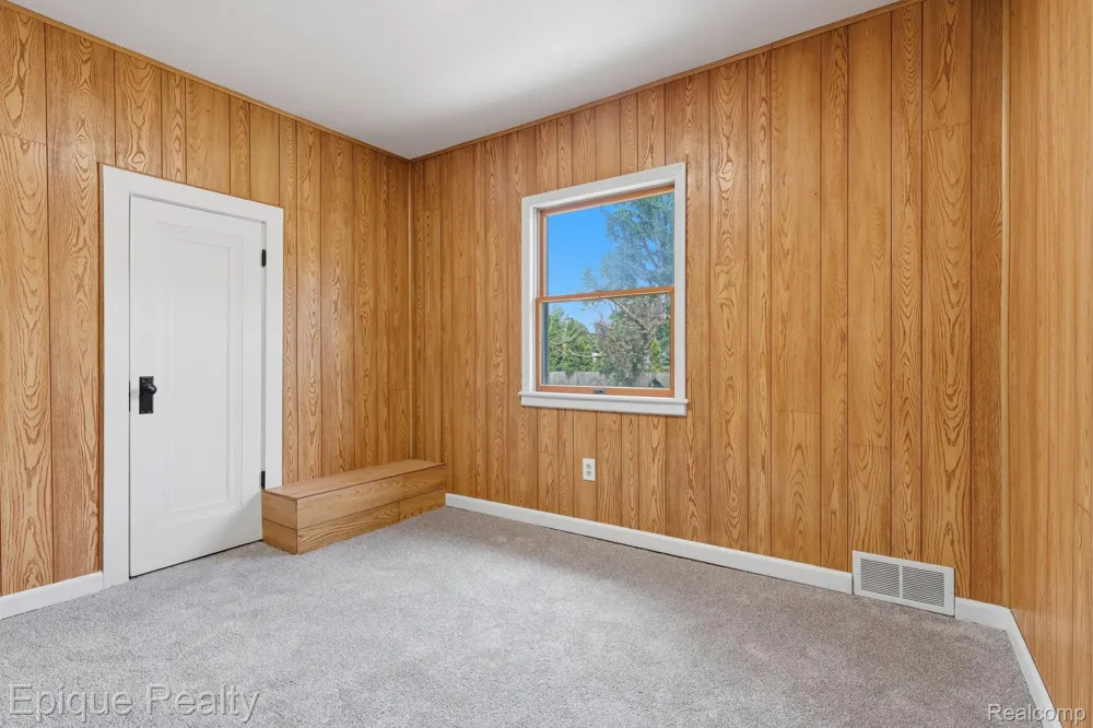 22095 Elmwood Avenue Eastpointe City, MI 48021