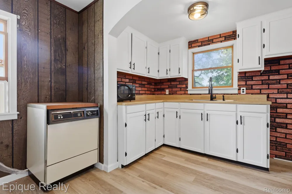 22095 Elmwood Avenue Eastpointe City, MI 48021