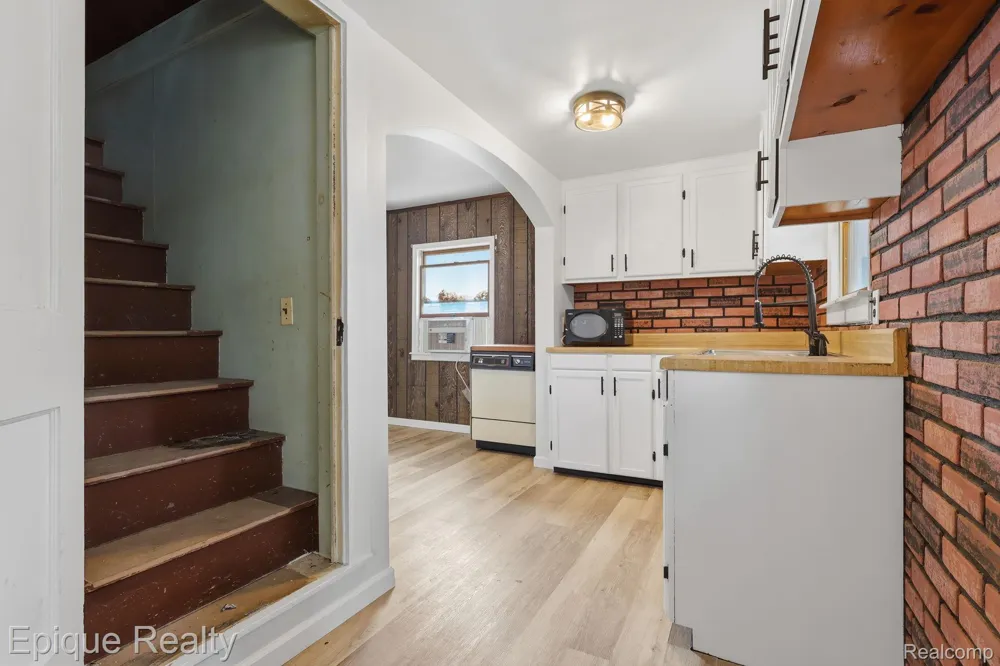 22095 Elmwood Avenue Eastpointe City, MI 48021
