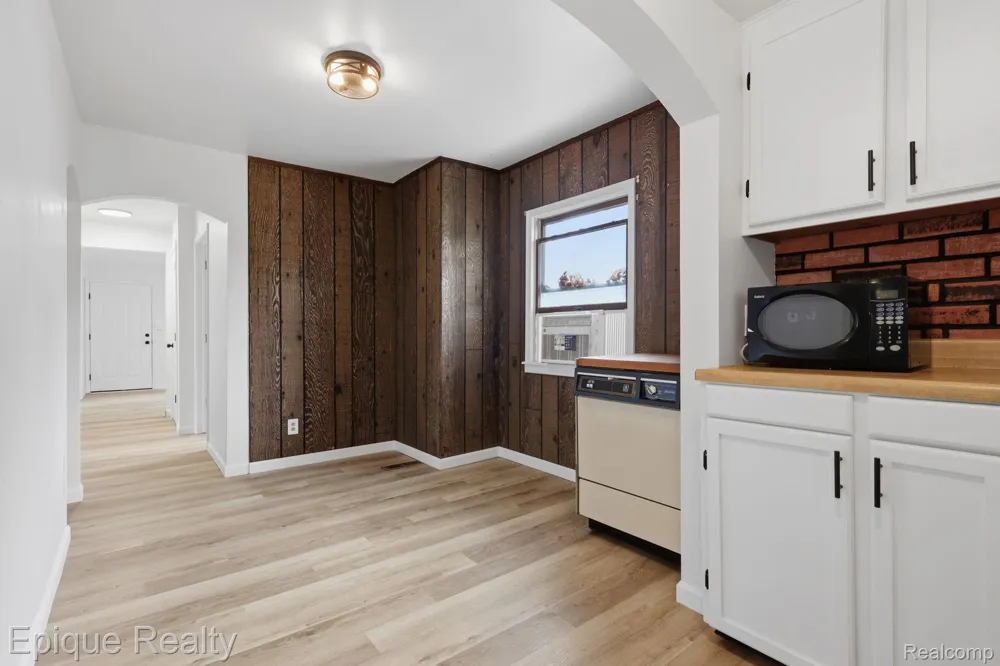 22095 Elmwood Avenue Eastpointe City, MI 48021