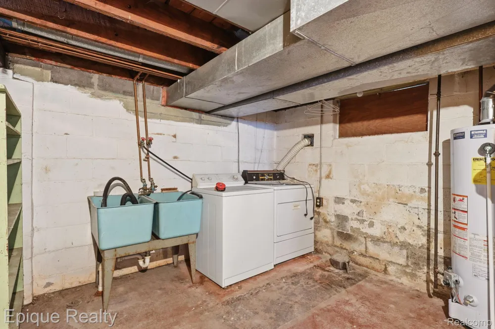 22095 Elmwood Avenue Eastpointe City, MI 48021