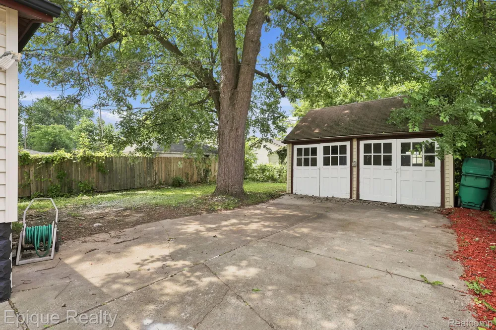 22095 Elmwood Avenue Eastpointe City, MI 48021