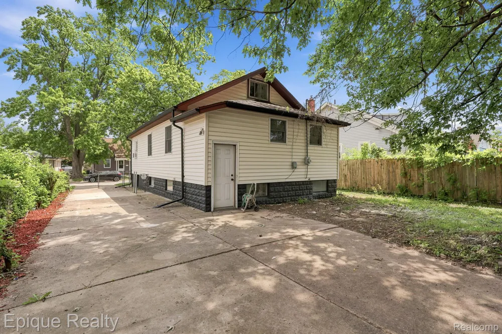 22095 Elmwood Avenue Eastpointe City, MI 48021