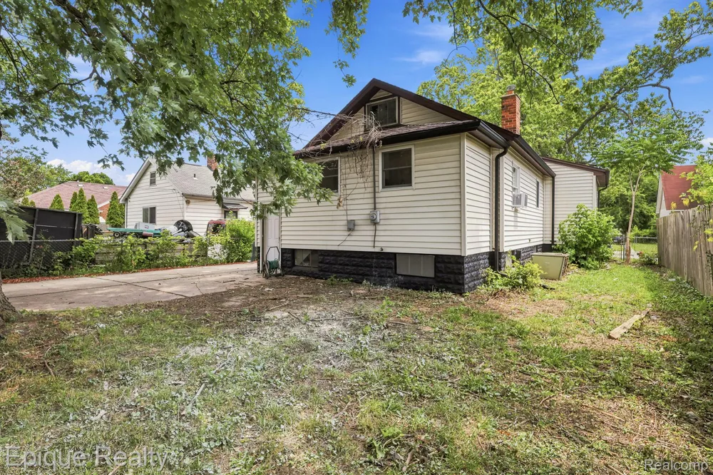 22095 Elmwood Avenue Eastpointe City, MI 48021