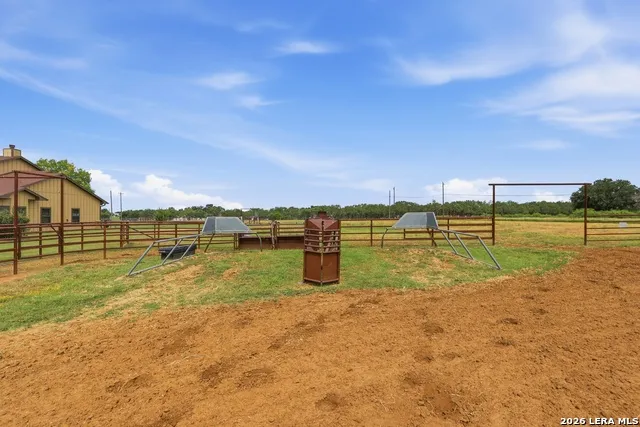 10085 Fm 775 La Vernia, TX 78121