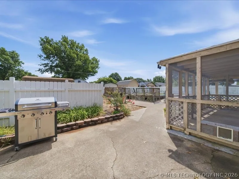 25 Village Circle Pryor, OK 74361