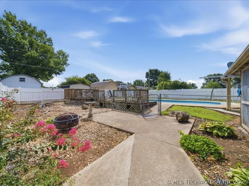 25 Village Circle Pryor, OK 74361