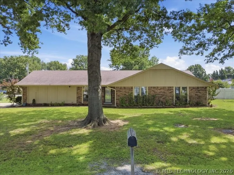 25 Village Circle Pryor, OK 74361