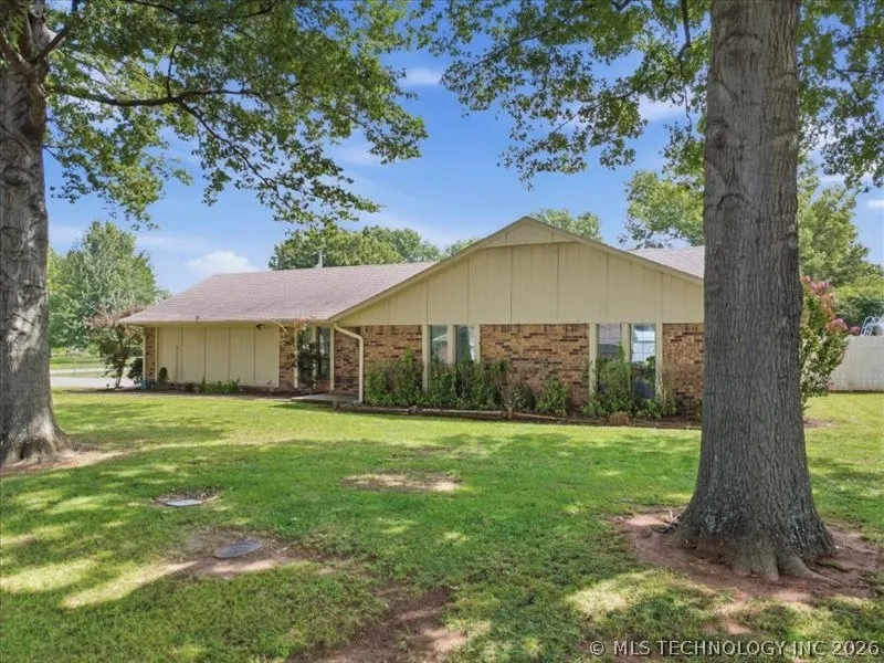 25 Village Circle Pryor, OK 74361