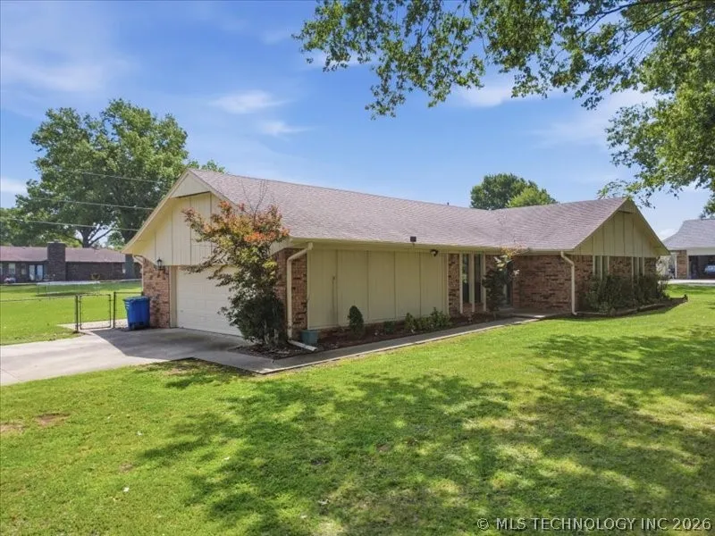 25 Village Circle Pryor, OK 74361
