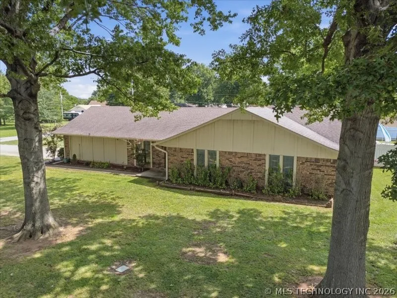 25 Village Circle Pryor, OK 74361