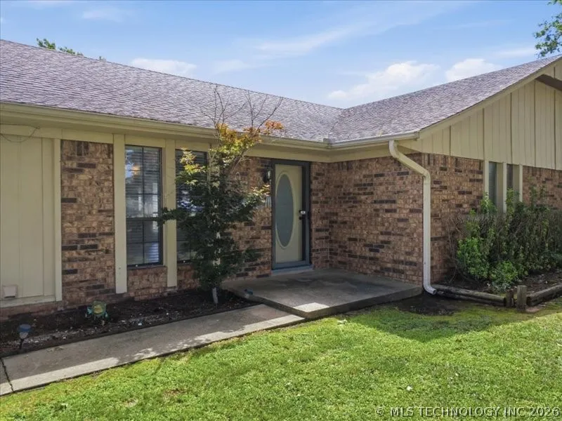 25 Village Circle Pryor, OK 74361