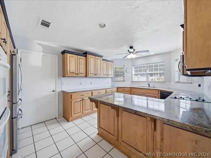 25 Village Circle Pryor, OK 74361