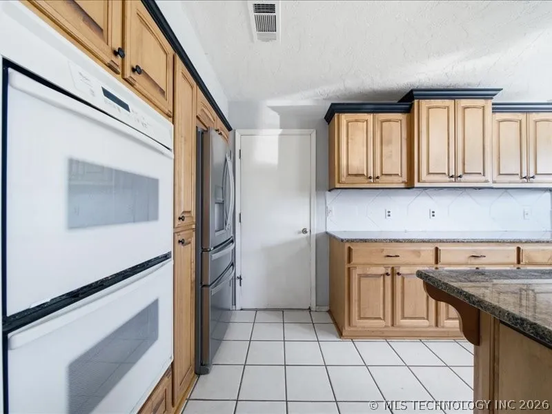 25 Village Circle Pryor, OK 74361