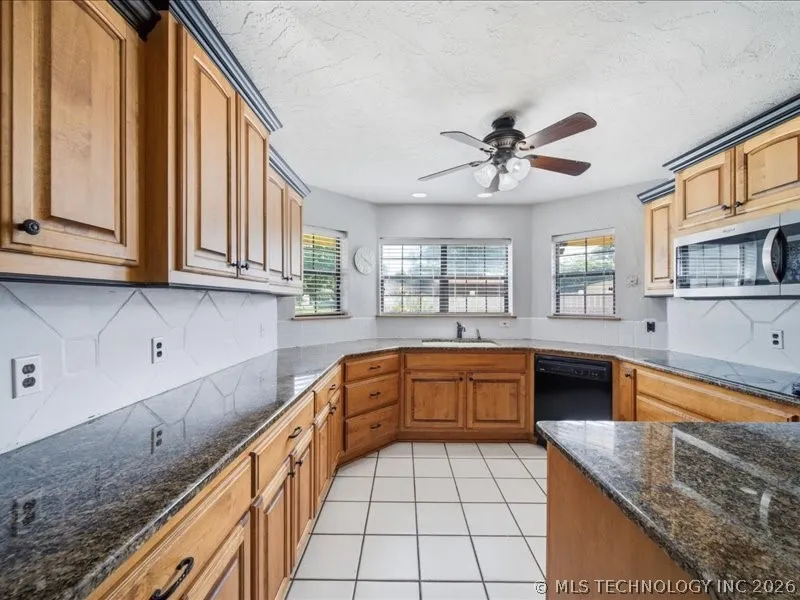 25 Village Circle Pryor, OK 74361