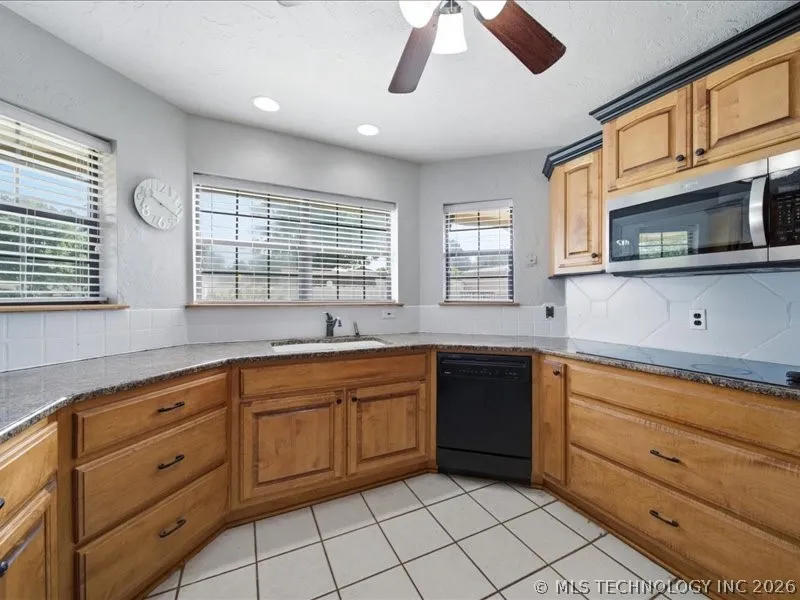 25 Village Circle Pryor, OK 74361