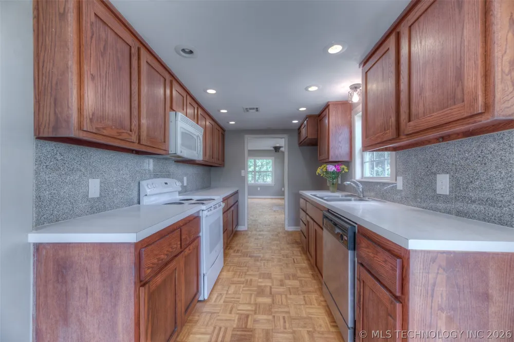 4912 S 165th WestAvenue Sand Springs, OK 74063