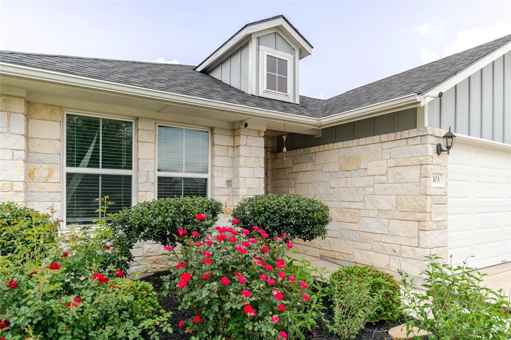 303 Schuyerville Drive Elgin, TX 78621