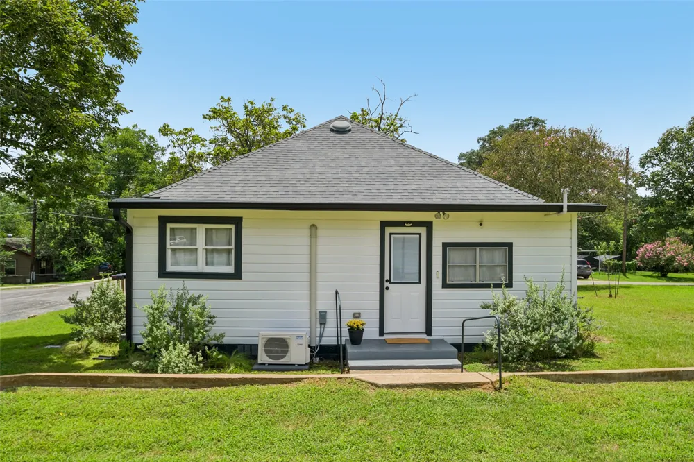 406 Live Oak Street Smithville, TX 78957