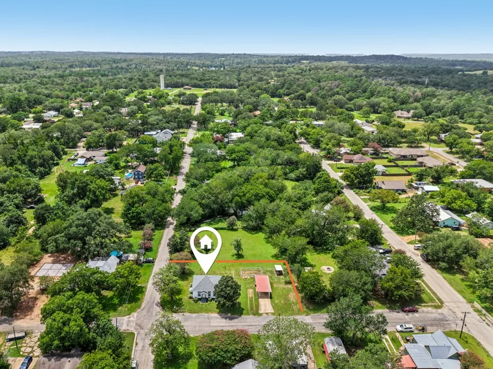 406 Live Oak Street Smithville, TX 78957
