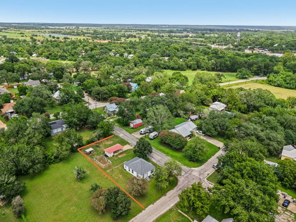 406 Live Oak Street Smithville, TX 78957