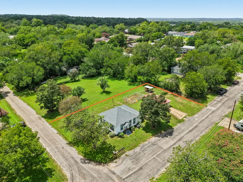 406 Live Oak Street Smithville, TX 78957